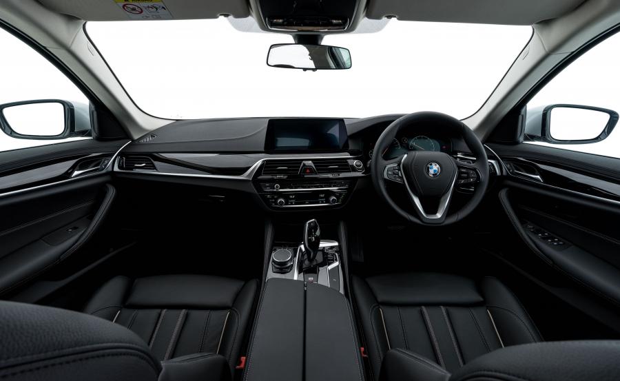 Торпедо BMW 520i Sedan Luxury Line (G30) 2019 года  (MY) (фото 10 из 14)